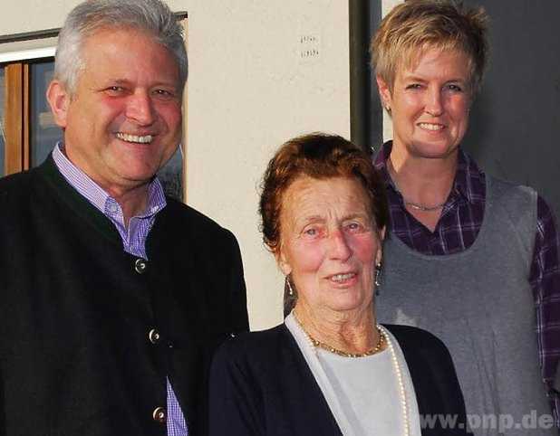 Lina Starflinger feierte ihren 85. Geburtstag mit zahlreichen Gratulanten, darunter Bürgermeister Gottfried Mitterer und 2. Bürgermeisterin Daniela Haderer, die die Glückwünsche der Gemeinde überbrachten. − Foto: Graf