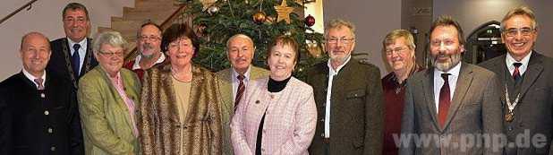 Brgermeister Peter Haugeneder (hinten, li.) und 2. Brgermeister Horst Schwarzer (re.) mit den Geehrten (v. li.): Klaus Angermaier, Gertraud Maresch, Wolfgang Kleiner, Birgit Rudolph, Heinrich Melyarki, Monika Strohmeier, Edmund Keller, Ludwig Dietl und Christian Huschka.  − Foto: Khsmann