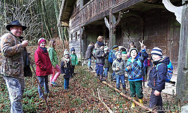 Vor der Oberwies-Hütte schmecken die Lebkuchen! Revierförster Alexander Tscherch und Therese Seidl und Rosamunde Pfeiffer vom Kinderaktionsteam freuen sich über den gelungenen Ausflug. − Foto: Jerschow