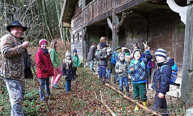 Vor der Oberwies-Htte schmecken die Lebkuchen! Revierfrster Alexander Tscherch und Therese Seidl und Rosamunde Pfeiffer vom Kinderaktionsteam freuen sich ber den gelungenen Ausflug. − Foto: Jerschow