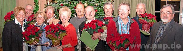 Die Geehrten mit (links) 1. Vorsitzender Christa Schewtschenko (von links) Edwin Meinitz (25 Jahre), Elisabeth Schberl (50 J.), Gisela Vollmering (25 J.), Katharina Hfl (25 J.), Franz Wei (40 J.), Johannes Niedermeier (25 J.), Maximilian Baumgartner (25 J.), Hermann Uhl (25 J.), Helmut Sextl (25 J.) und Kreisverbandsvorsitzendem Stefan Jetz. − Foto: Unterholzner