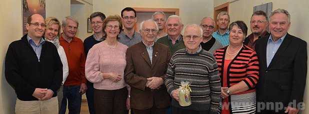 Die neue Vorstandschaft mit den ausscheidenden Vorstandsmitgliedern und dem Ehrenvorstand (v.l.) Georg Griebl, Claudia Bergmann, Josef Mitterer, Markus Brandmüller, Hannelore Neubauer, Stephan Laumann, Johann Killinger, Norbert Pertzl Sebastian Maier, Harald Ungerer, Franz Kastenhuber, Edgar Sauer, Sieglinde Bart, Martin Wengbauer und Bürgermeister Josef Maier. − Fotos: Fuchs