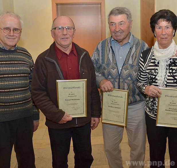 Fr 40 Jahre Mitgliedschaft ehrte der scheidende Vorstand Harald Ungerer (von links) die Mitglieder Konrad Waitzhofer, Gnther Schwarz und Elisabeth Weidenspointner. Weitere Geehrte sind nicht auf dem Foto.