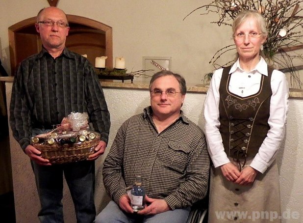 Helmut Biber (links) und Josef Polacek wurden für jahrzehntelange ehrenamtliche Tätigkeit von Barbara Jüngling geehrt.