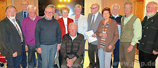 Die Jubilare des Gartenbauvereins Burgkirchen mit Stefan Jetz und Johann Krichenbauer (verdeckt Josef Dietl). − Foto: Peiskar