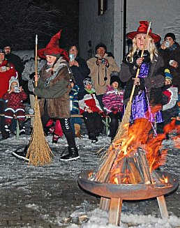 Mit Besen in der Hand und roten Spitzhüten tanzten die "Töginger Naturdetektive" als Hexen ums Feuer.