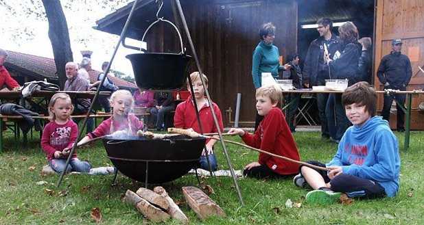 Am Lagerfeuer in der so genannten Ranch der Gendorfer Kleingartenanlage. − Foto: Gerlitz