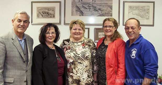 Dankbar über die Spendenbereitschaft: (v.l.) Bürgermeister Josef Thalhammer mit Erika Kranich, Conny Maier (beide Gartenbauverein Pleiskirchen), Inga Schübel (Evangelische Kirchengemeinde Altötting) und Jockal Roth (Löwenfreunde Pleiskirchen). − Foto: Mittermeier