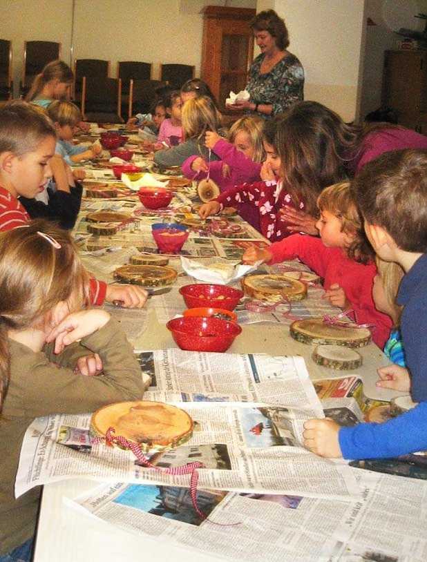 Eifrig bastelten die Kinder ihre Anhänger. − Foto: Ressel
