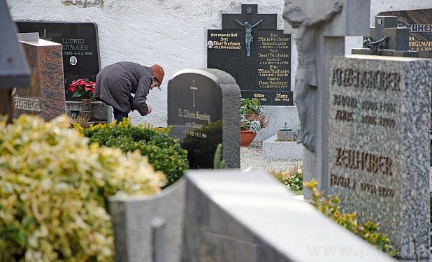 Für ältere Menschen gehört die Pflege des Familiengrabes zum Alltag, so wie auf dem Friedhof in Marktl. Geschäftsführer Clemens Jobst (linkes Bild) warb auf der Kreisversammlung bei den Vertretern der Gartenbau-Ortsvereine um breite Teilnahme am Friedhofswettbewerb 2015. − Foto: Preißler