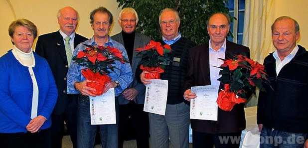 Fr 25-jhrige Mitgliedschaft im Gartenbauverein Hart geehrt wurden Josef Reiter, Erwin Httl und Kurt Fuchs (von rechts jeweils mit Blumenstock) durch Vorstand Hans-Joachim Fuchs (2. v. links), 2. Vorstand Hermann Achatz (rechts) sowie Schriftfhrerin Christl Schaab (links) im Beisein von Brgermeister Wolfgang Reichenwallner (Mitte).  − Foto: Wastl