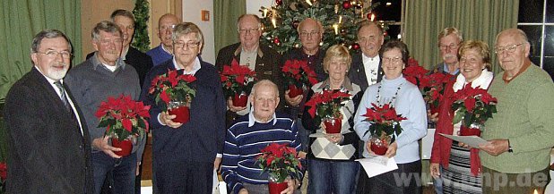 Bei der Ehrung (von links): Kreisverbandsvorsitzender Stefan Jetz, Johann Ganer (25 Jahre), Josef Unterholzner (2. Vorstand), Johann Mhlstraer (25 Jahre), Josef Werkstetter (40 Jahre), Heinrich Aigner (25 Jahre), Adolf Huber (sitzend, 50 Jahre), Stefan Vorderhuber (25 Jahre), Angela Vetrovsky (25 Jahre), Berthold Kleiner (50 Jahre), Elisabeth Oberkobler (25 Jahre), Hermann Moser (50 Jahre), Christa Schewtschenko (1. Vorstand) und Heinrich Schberl (50 Jahre). − Foto: Wick