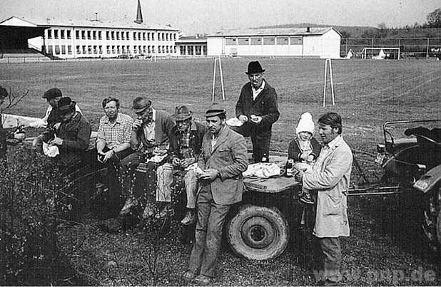 Eine gute Brotzeit schmeckt immer: Mitglieder des Gartenbauvereins um den damaligen Vorsitzenden Josef Lidl (2.von links) bei der Bepflanzungsaktion am neuen Schulsportplatz im Jahr 1968. Links neben Lidl zeigt das Bild Franz Bauer, der den Verein danach 20 Jahre (1980 bis 2000) führte. Das kleine Bild rechts oben zeigt Pfarrer Johann Ev. Schermer, der 1914 den Verein gründete. − Fotos: Kellhuber