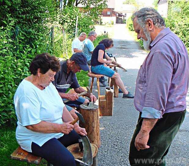 Der Waldkirchner Richard Balls (rechts) will die Kunst des Dengelns vermitteln – hier war er in Alzgern zu Gast. − Foto: Stckl-Schmidt