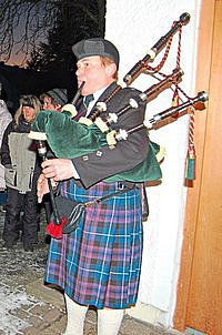 Den Klang des Hochlands brachte Erwin Altmayer mit seinem Dudelsack nach Tging.