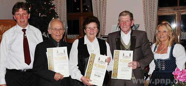 Fr 50 Jahre Mitgliedschaft wurden von Vorstand Konrad Mhlbacher (li.) und Stellvertreterin Rosmarie Hofer (re.) geehrt (v.l.): Josef Seidel, Anna Eberle und Johann Hofer sen.  − F.: Pittner