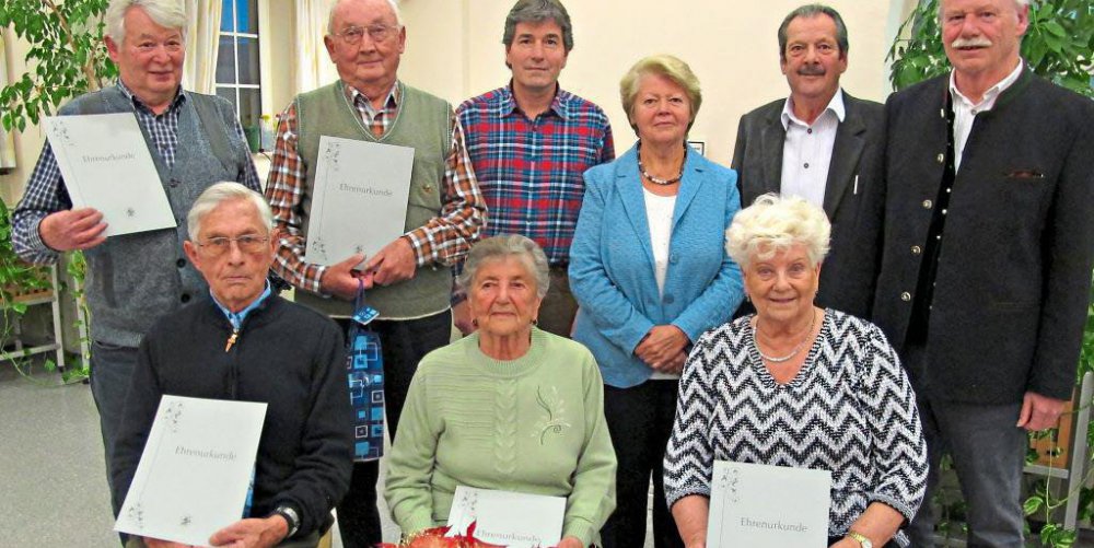 Fr langjhrige Mitgliedschaft wurden geehrt (sitzend, von links): Rupert Moser, Ida Rottenaicher und Ingrid Huber sowie (stehend, von links) Jakob Mayer und Rudolf Heinisch. Dazu gratulierten Vorsitzender Hans-Joachim Fuchs (stehend, von rechts), Kassier Gnther Baumann, Schriftfhrerin Christl Schaab und 2. Vorsitzender Christian Feuchtner. − F.: mwa