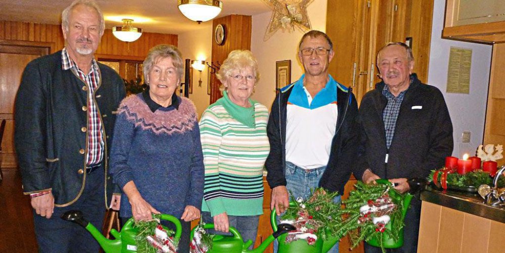 Bei der Ehrung: Gartlervorstand Matthias Oberbuchner (von links), Marianne Schuster, Loni Obereisenbuchner, Ludwig Krompa und Gottfried Sieber. − Foto: Gartenbauverein