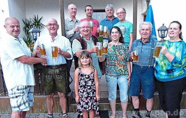 Gartler-Vorstand Manfred Zeiler (vorne von links) schließt per Handschlag mit Sebastian Leidmann den "Biervertrag" und beide stoßen mit Bürgermeister Georg Heindl, Christine Häusler, Franz Kainzmaier, Andrea Westenthanner sowie (hinten von links) Sigi Wenig, Leo Häusler, Toni Huber und Helmut Bieber auf ein gutes Gelingen des Dorffestes an. Darauf freut sich auch die achtjährige Sarah Zeiler. − Foto: H. Gruber