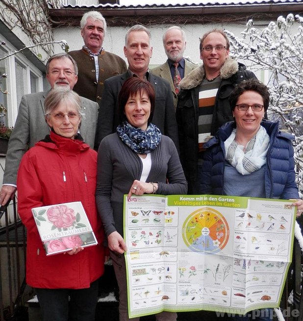 Zum Erinnerungsfoto stellten sich: (vorne, v.l.) Barbara Jüngling, Patrizia Fahböck und Silke Dreier sowie (hinten, v.l.) Stefan Jetz, Hermann Demmelhuber, Lutz Popp, Clemens Jobst und Gerhard Bayerl. − F.: Maier