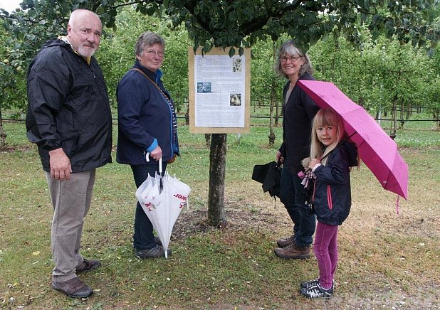 Auf dem Westenthanner-Anwesen in Grasset belehrten Informationstafeln über den Obstbau. − Foto: Gerlitz