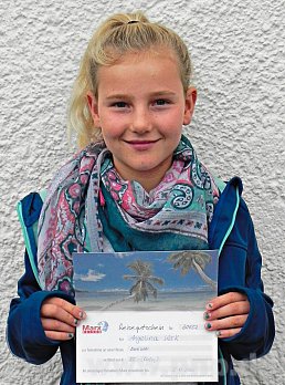 Angelina Keck freut sich über ihren Gewinn, einen Reisegutschein.